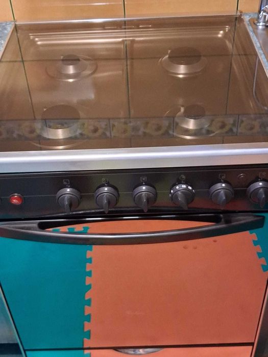 Aragaz Whirlpool 60x60x85 pe gaz cu grătar electric