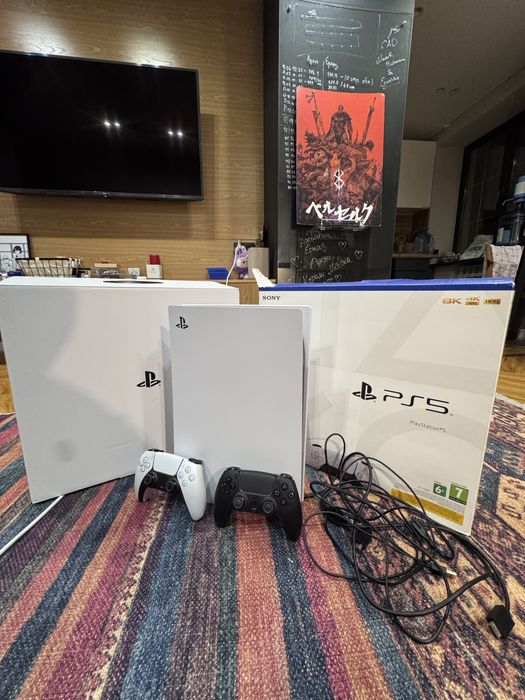 Продаю почти новую PS5 с 2 джойстиками и играми, полный комплект…………..