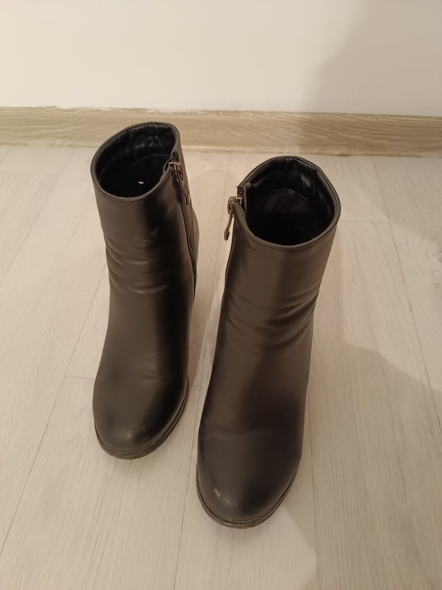 Отдам бесплатно осенние сапоги.