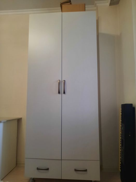 Шкаф и компьютерный стол