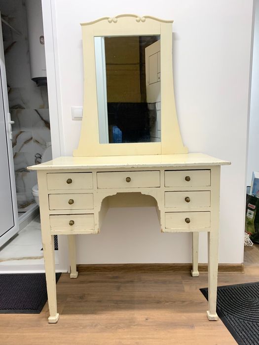 Старинна тоалетка с огледало