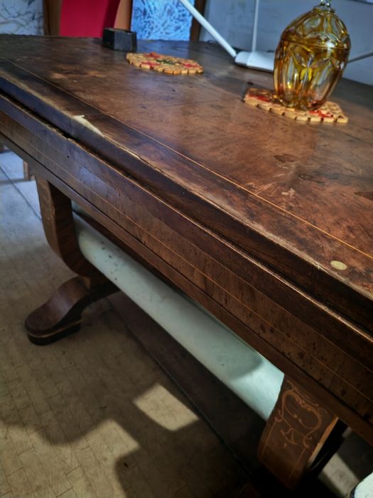 Mobilier vechi în stare bună