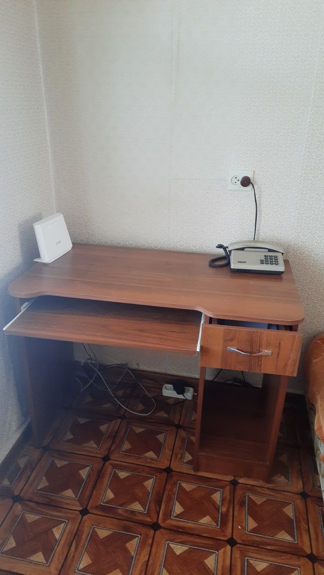 Стол для работы на компьютере