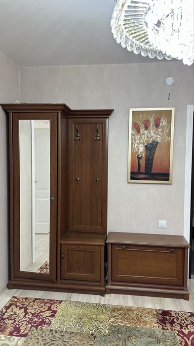 Продаю комплект мебели для прихожей: шкаф с зеркалом, обувница и комод