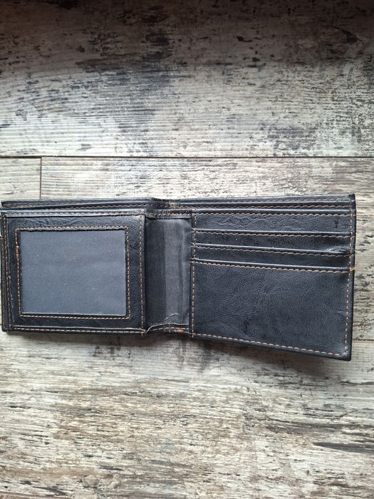 Portofel bărbătesc din piele - elegant și rezistent
Iată un exemplu d