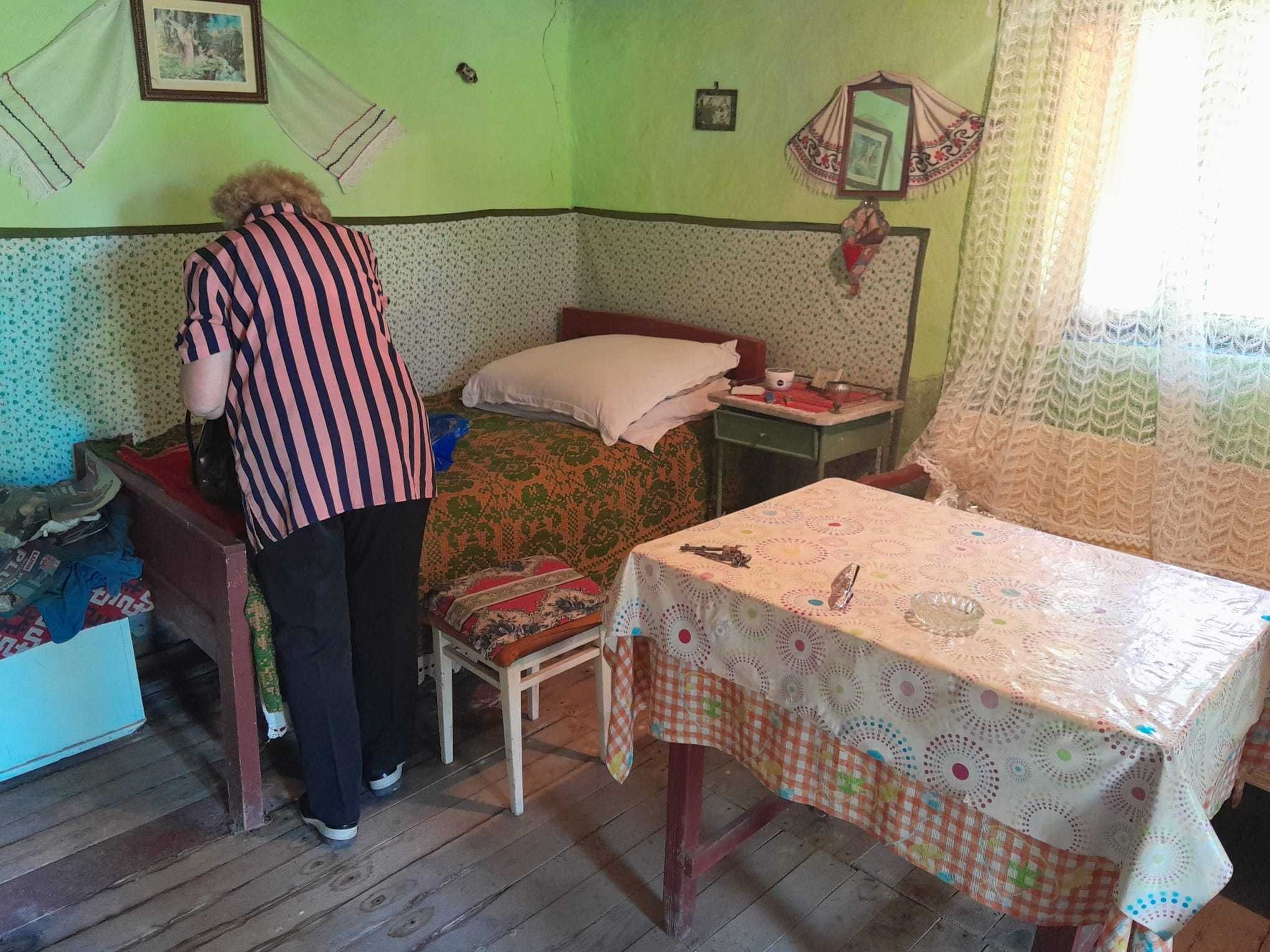 Vând casă bătrânească de piatră cu beci și teren 3.6 ha cu livadă