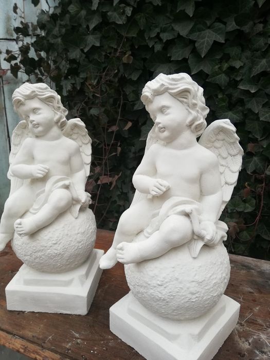 Îngerași decorativi din ciment alb cu praf de marmura 43 cm