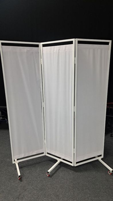 белая трехстворчатая переносная ширма/перегородка на колесиках