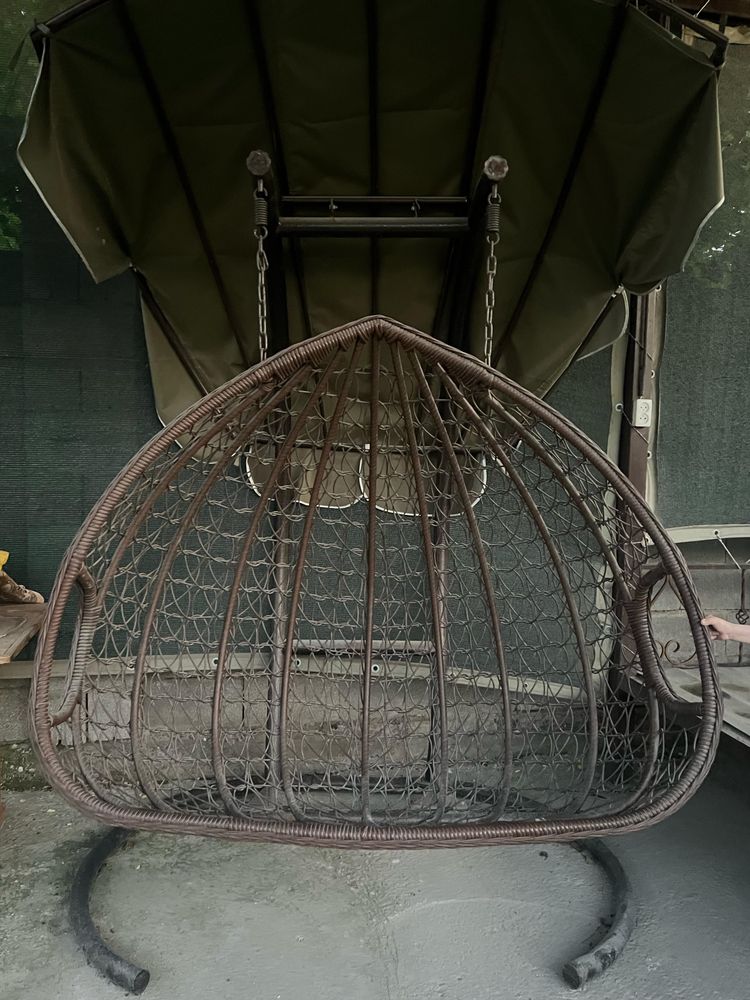качеля и стол со стулями из ратанга