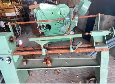 Strung pentru lemn cu dispozitiv de slefuit a piesei strunjite