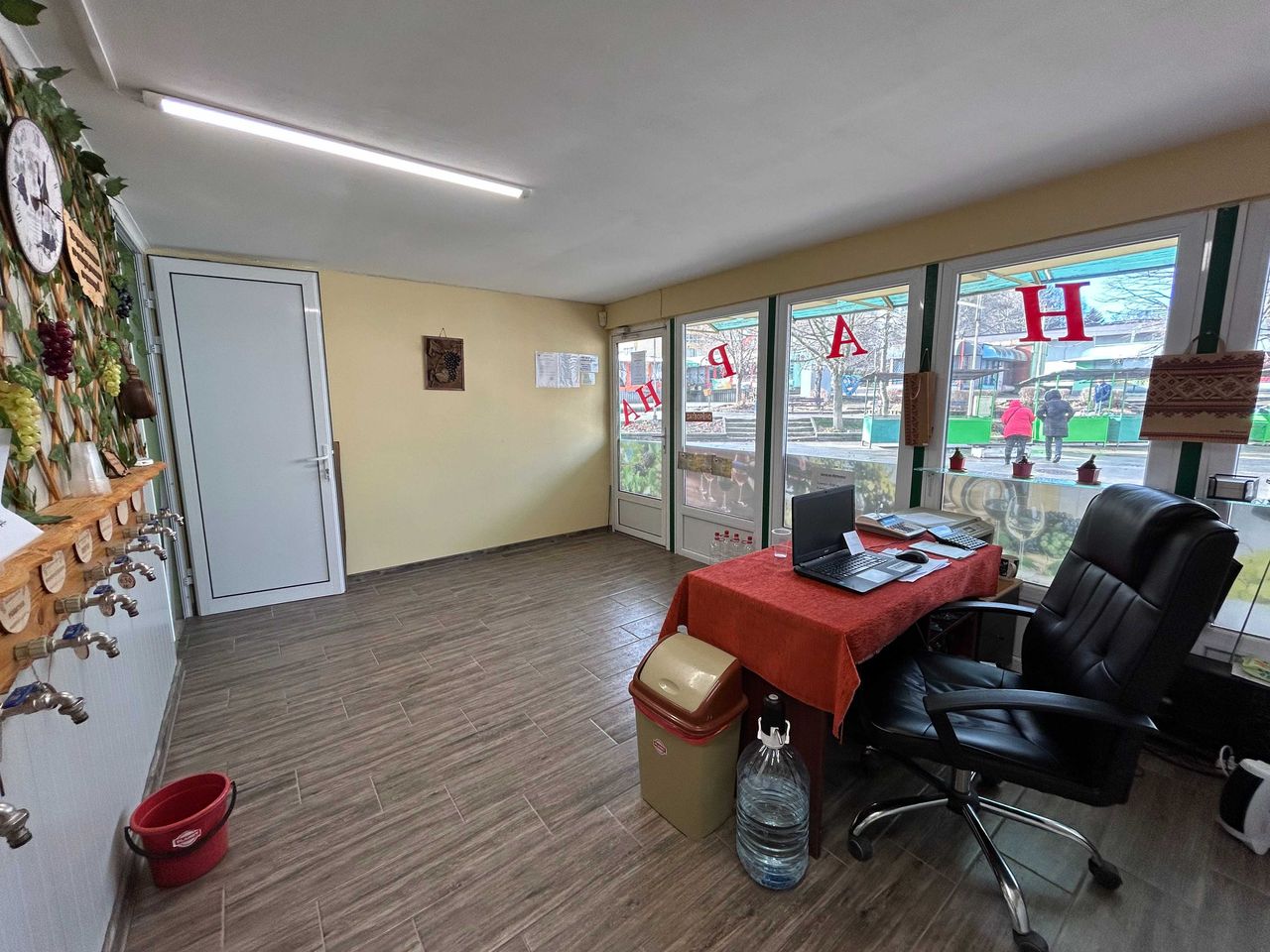 Продава се Магазин в Разград, Център - 30 кв.м за 1020 €/кв.м - Снимка #3