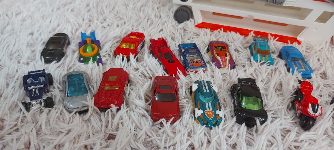Hot Wheels автоноз и 20 колички.