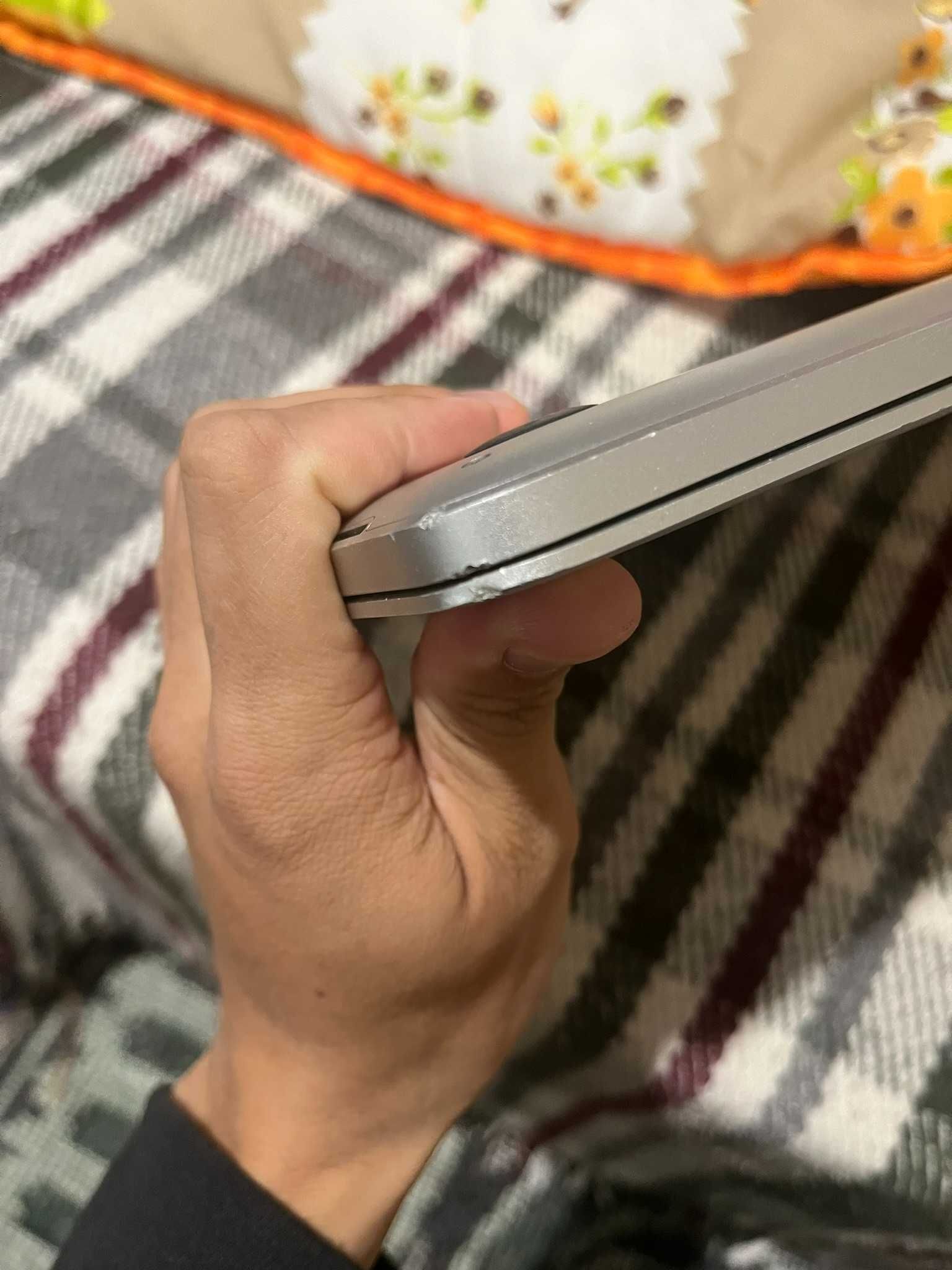 Продавам Macbook pro 2015 13