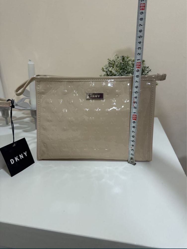 DKNY НОВИ козметични несесери