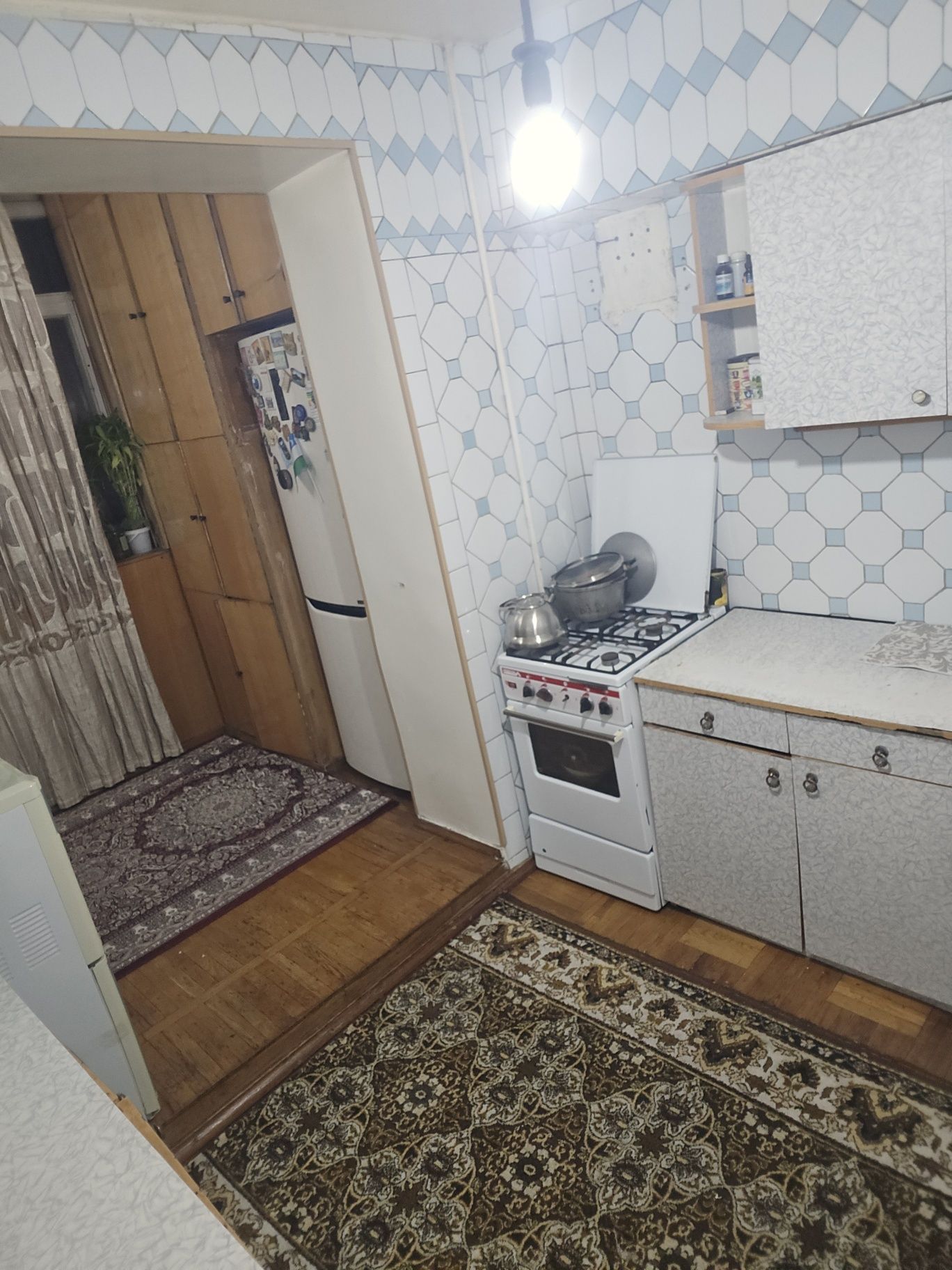 2 хонали минор метрода  Квартира сотилади.  Узимники  срочна 2 этаж