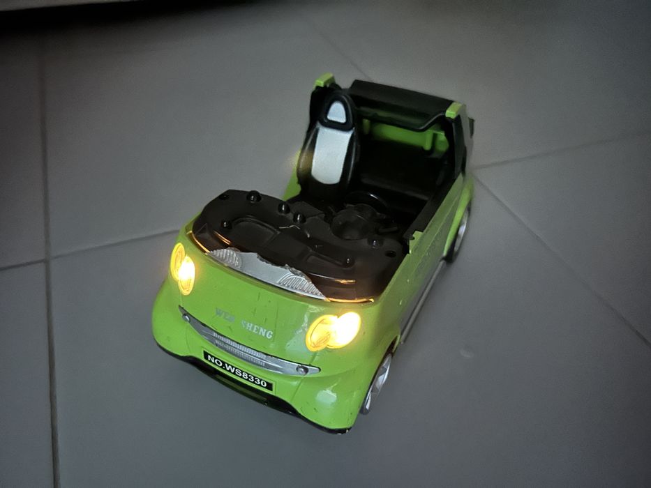 Игрушечная машинка от 4 лет. Музыкальная, светящаяся. На батарейках