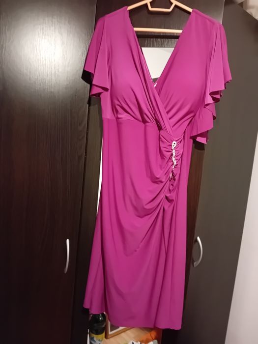Vând rochie magenta