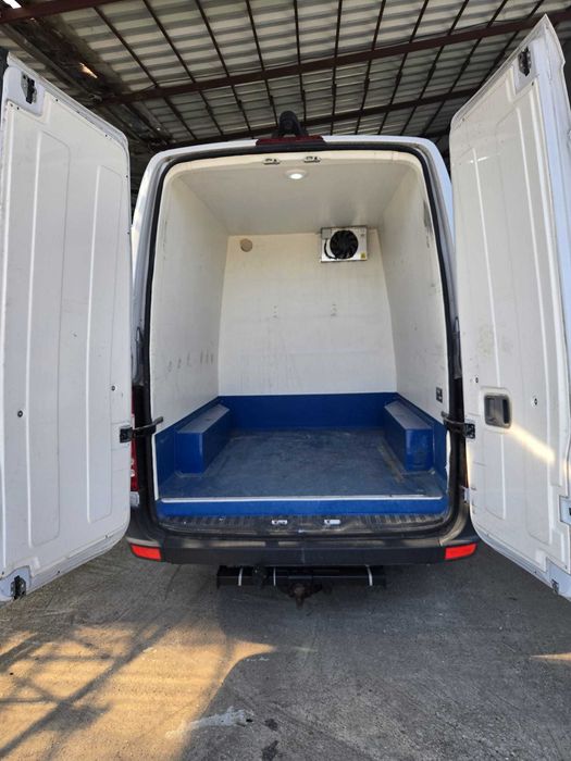 Бус с вграден хладилник