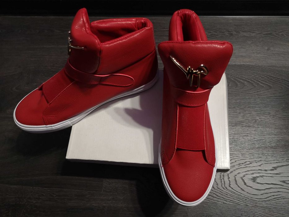 Ново. Червени маратонки на З., номер 40