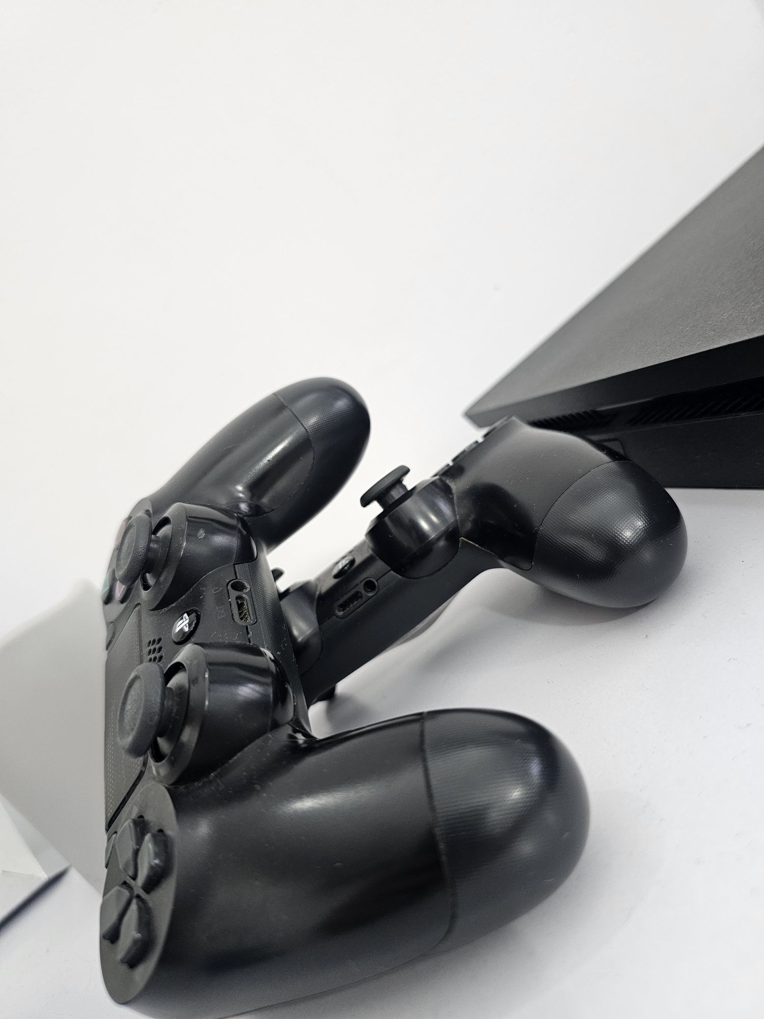 Playstation 4 slim 1TB с 2 контролера