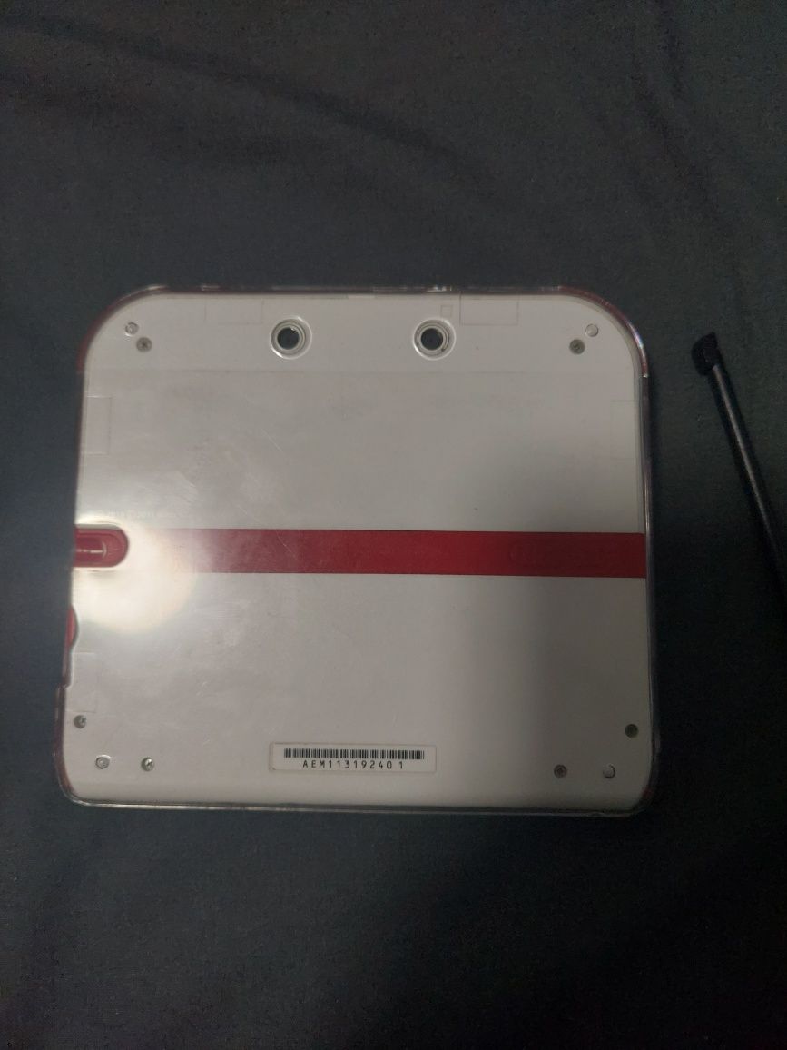 Nintendo 2ds със свалени игри, писалка, протектор и кабел