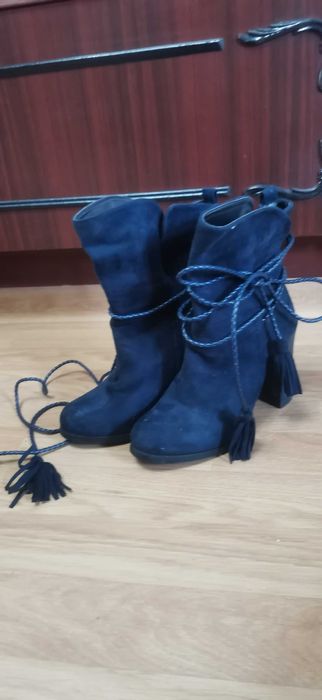 Сини боти на ток