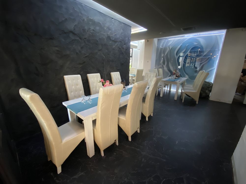 Vand 12 scaune scaun alb satinat si 5 mese living bucatarie