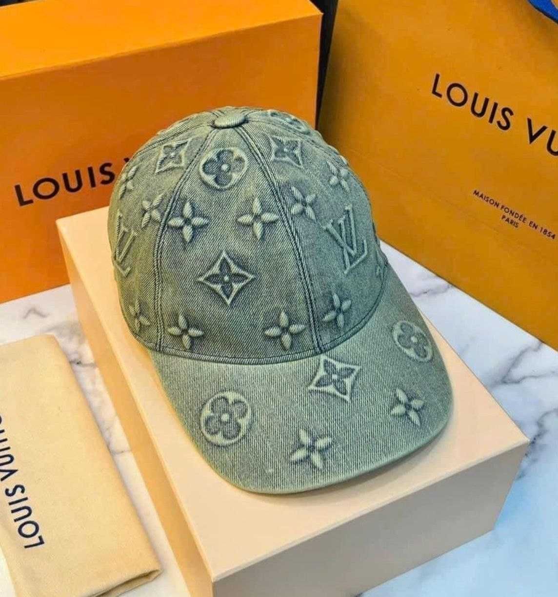 Шапка  ​Louis Vuitton LV