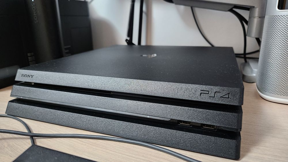 Vând Play Station PS4 Pro cu jocuri și controllere