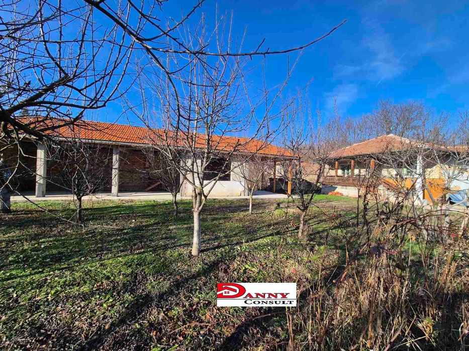 Две къщи в един двор /2500 кв.м./ в с. Хотница