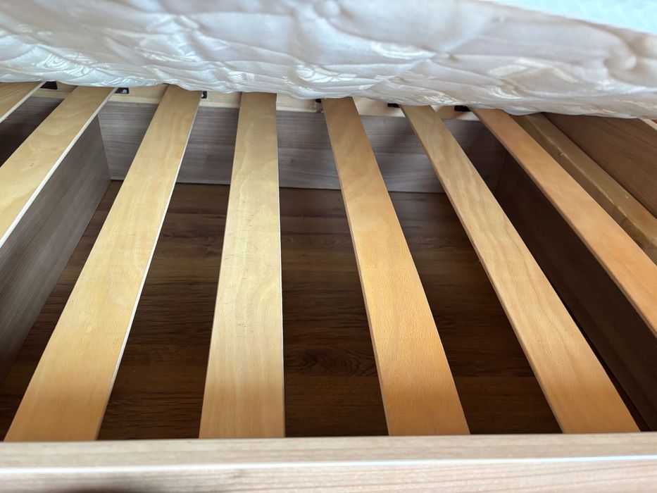 Продавам две легла с матраци 90х120 като нови,неизползвани