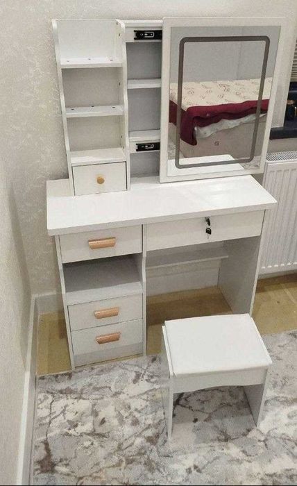 Трюмо для макияжа