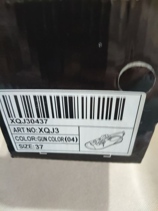 Sandale noi ,cu sireturi