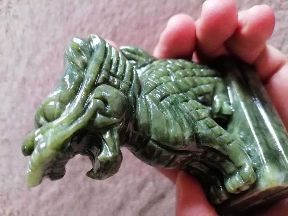 Vand dragon din jad sculptat manual