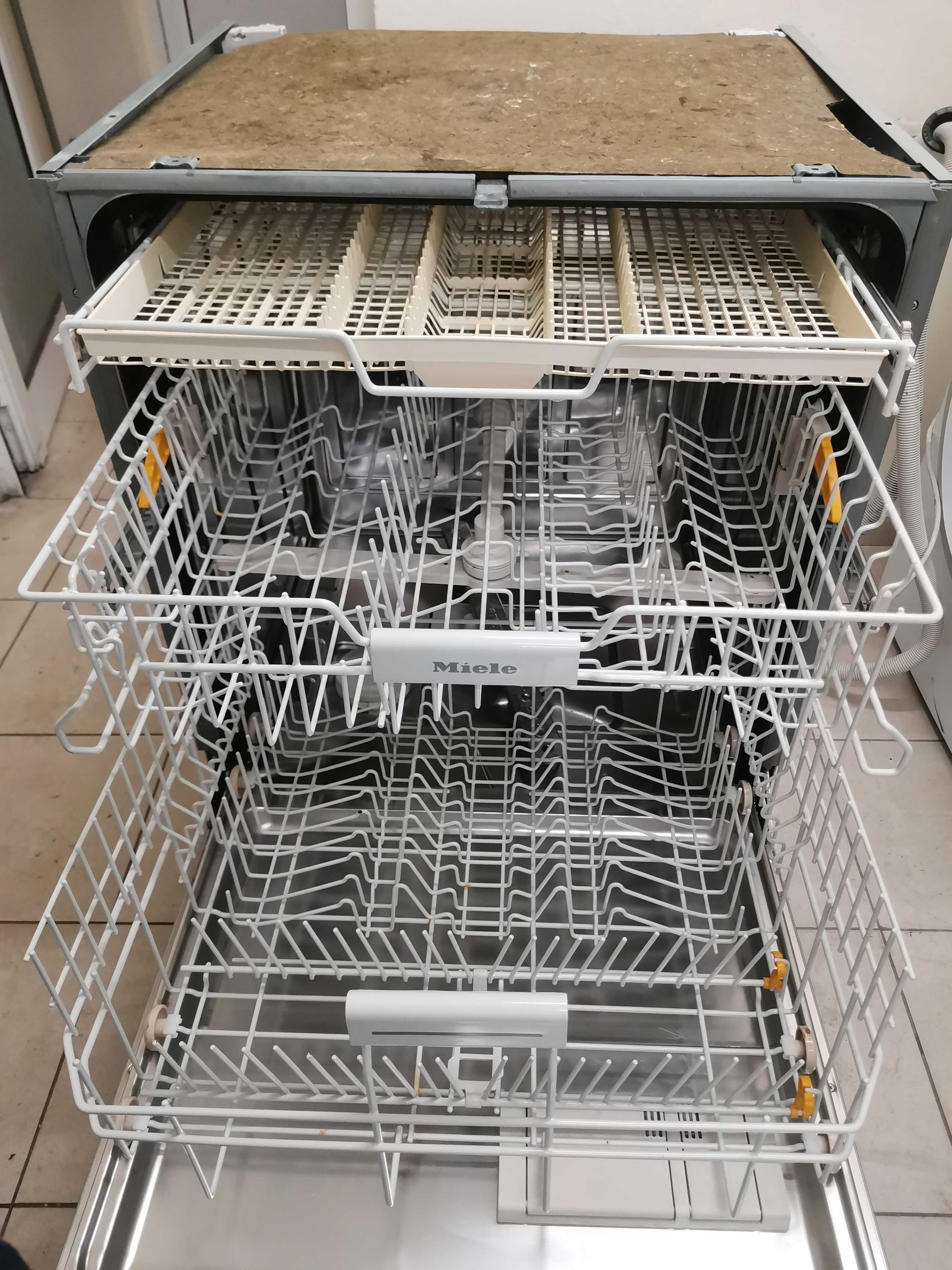 Продавам Съдомиялна за пълно вграждане MIELE 60см. ГЕРМАНИЯ