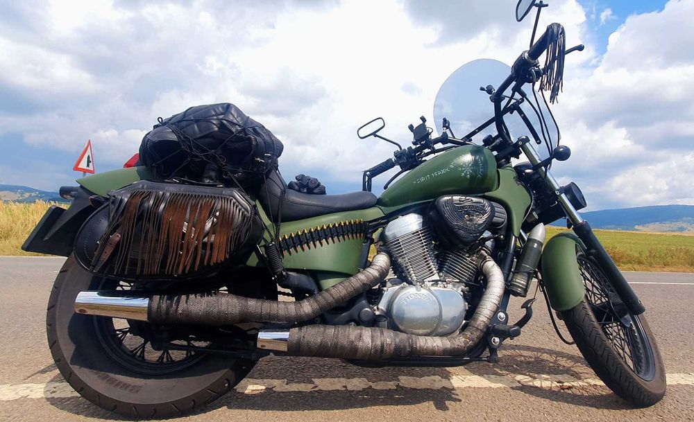 Honda Shadow VT 600 CX cu personalitate unică, stil militar