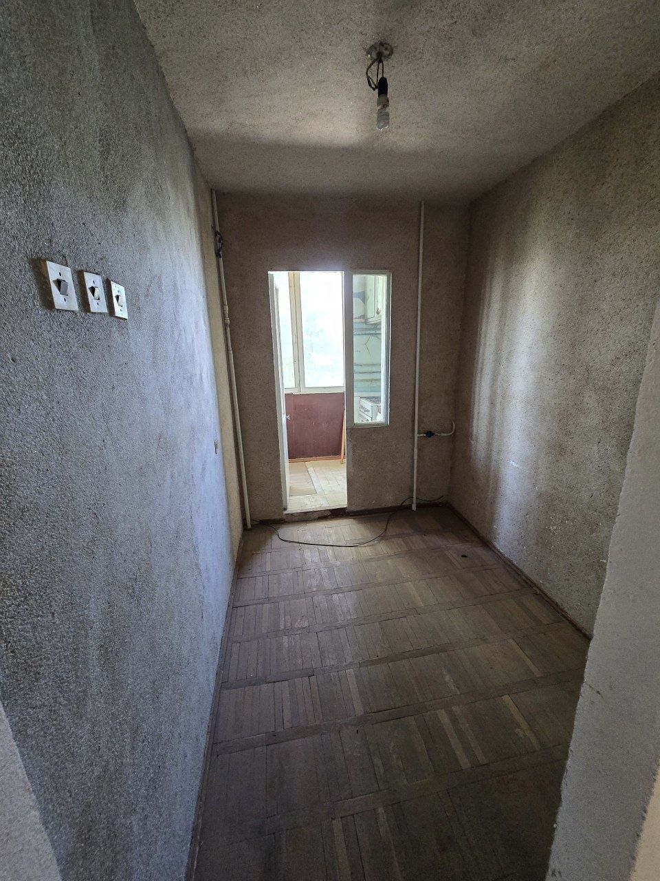 Истирохат улица, 2.3.4 балкон 1.5х6, состояние среднее,45м2