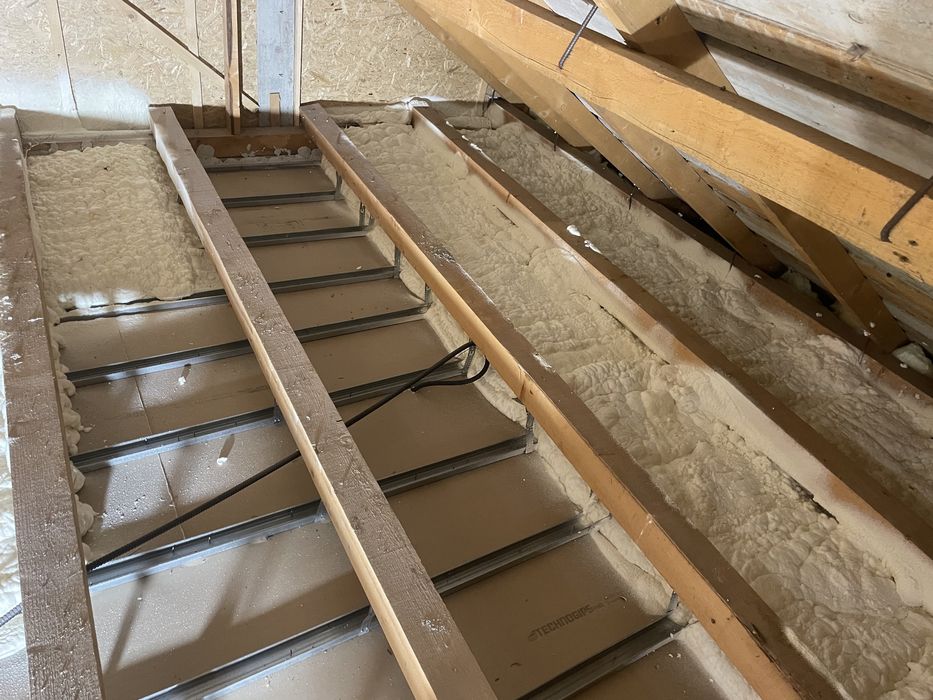 Izolatie spuma poliuretanica Izolatii Bucovina