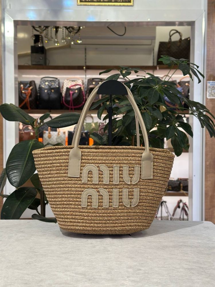 Geanta Miu Miu Noua !!! Dimensiuni 43/21 !!!