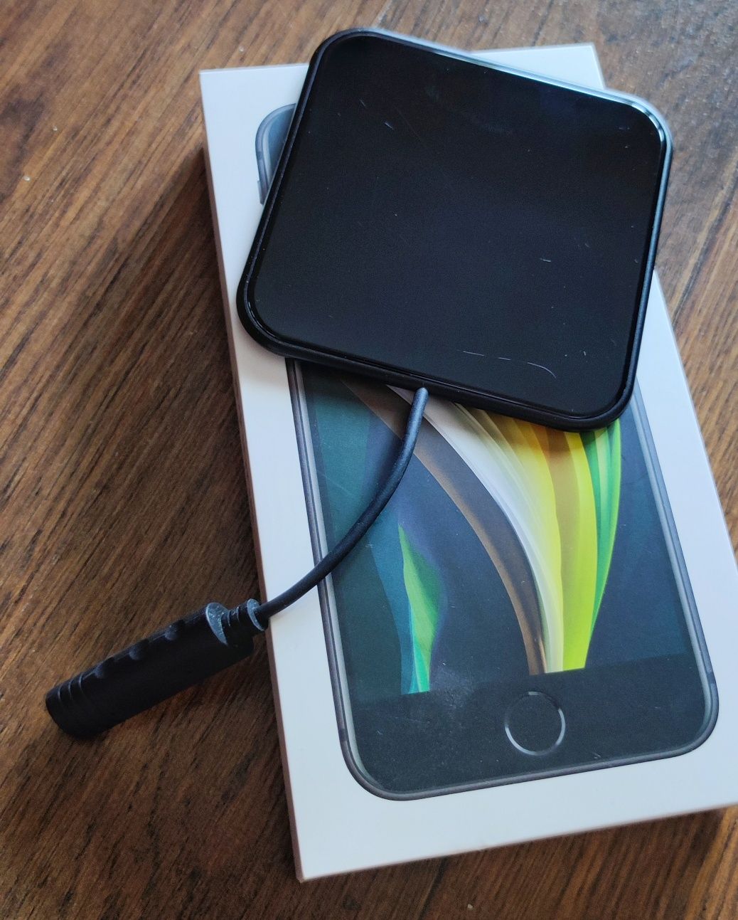 iPhone SE 2, 64 GB + cadou încărcător wireless