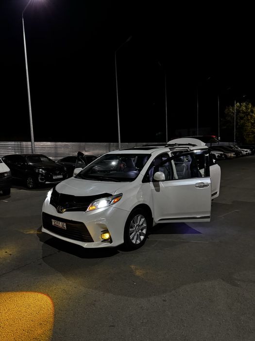 Тойота сиенна  хле комплектация, газ бензин. 2015.