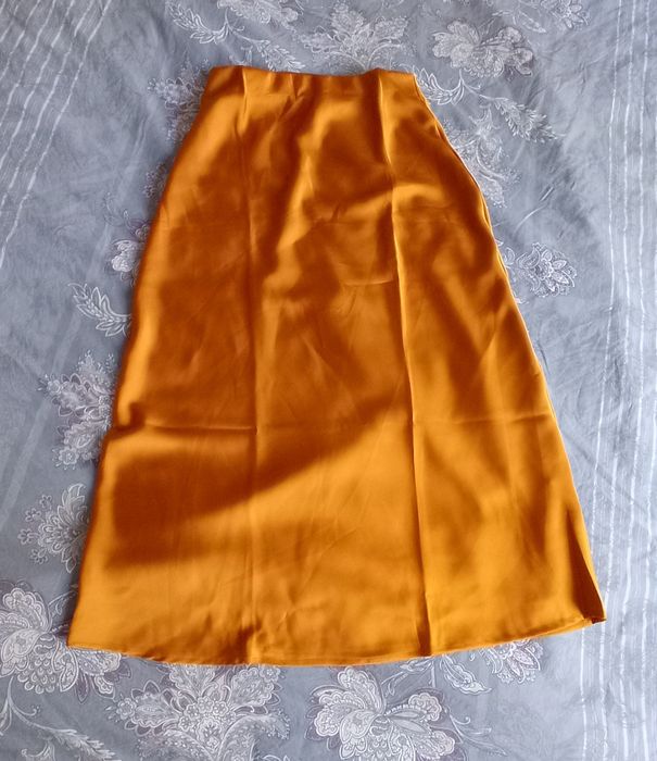 Сатенена пола в цвят старо злато