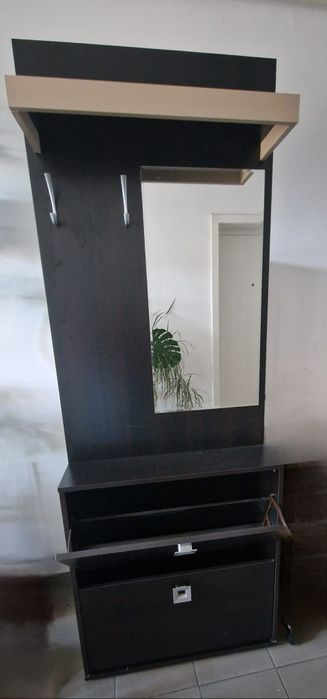 Mobilier de hol modern, cu oglindă și spațiu de depozitare

De