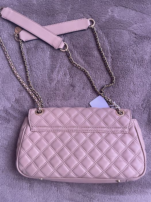 Дамска чанта марка Guess