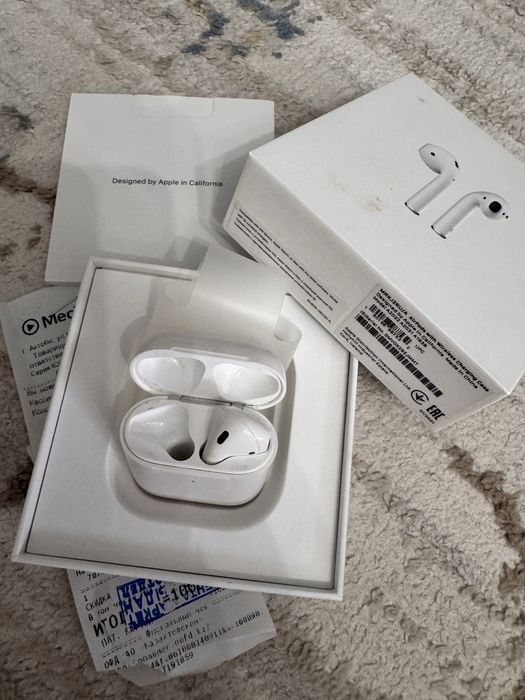 Эирподс кейс и правый наушник