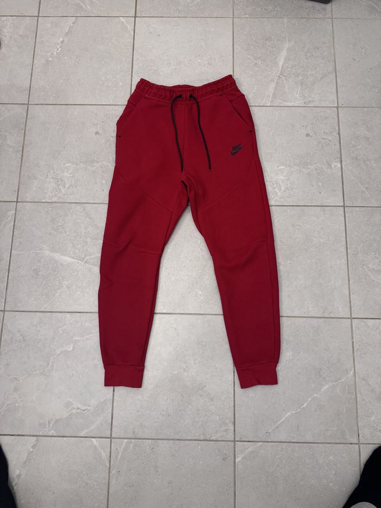 Pantaloni Nike Tech Rosii