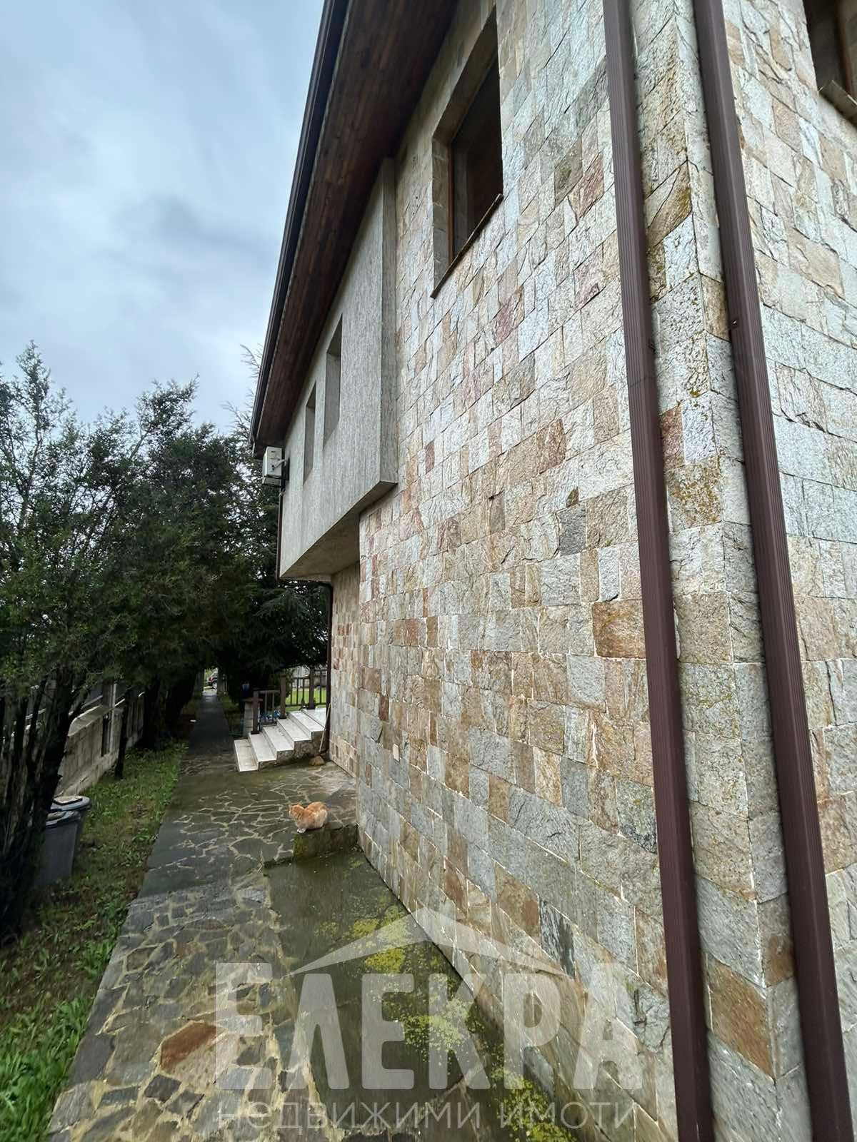 Двуетажна къща в село Аврен на 25 км от Варна.