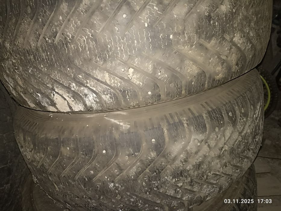 Продам зимнюю резину размером 265 65 r 17