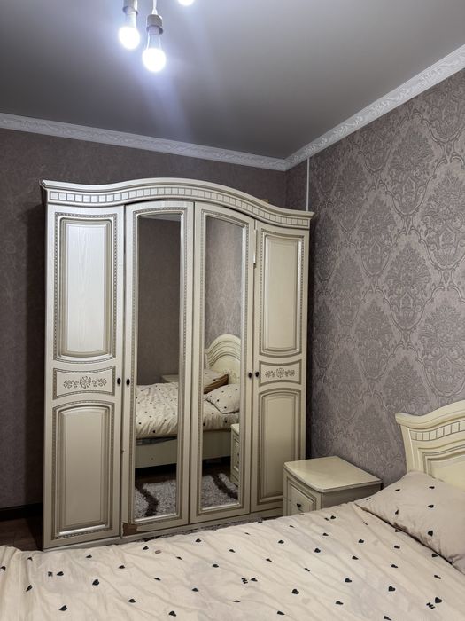 Продаётся спальный гарнитур с кроватью, тумбочками и комодом!