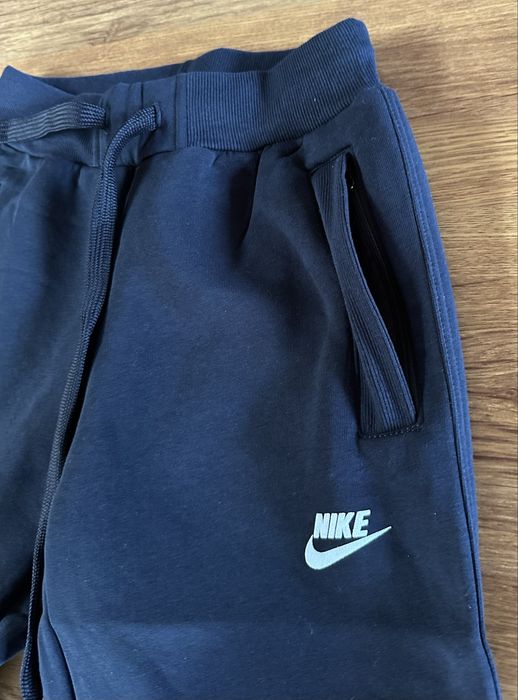 Мъжко,ватирано,тъмно синьо долнище Nike с ципове на джобовете